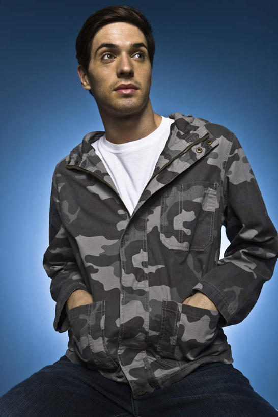 西方人,一个人,站,竖图,室内,白天,正面,欧洲,欧洲人,仅一个男性,仅一个人,蓝色背景,服装,休闲装,仅一个年轻男性,衣服,站着,休闲,休闲服,摄影,服饰,影棚,迷彩服,双手抄兜,双手放兜,男人,男性,年轻男性,白种人,插兜,两手抄兜,两手放兜,手插兜,手放口袋,站立,半身,彩图,影棚拍摄,拍摄,手抄兜