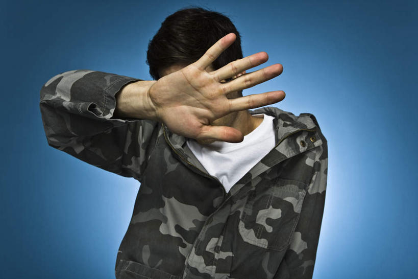 西方人,脸,头,脸颊,一个人,站,横图,室内,白天,正面,欧洲,欧洲人,仅一个男性,仅一个人,蓝色背景,服装,休闲装,仅一个年轻男性,衣服,站着,休闲,休闲服,遮,摄影,服饰,影棚,遮挡,迷彩服,遮盖,遮蔽,男人,男性,年轻男性,白种人,头部,脸部,脸蛋,面部,站立,半身,彩图,影棚拍摄,拍摄