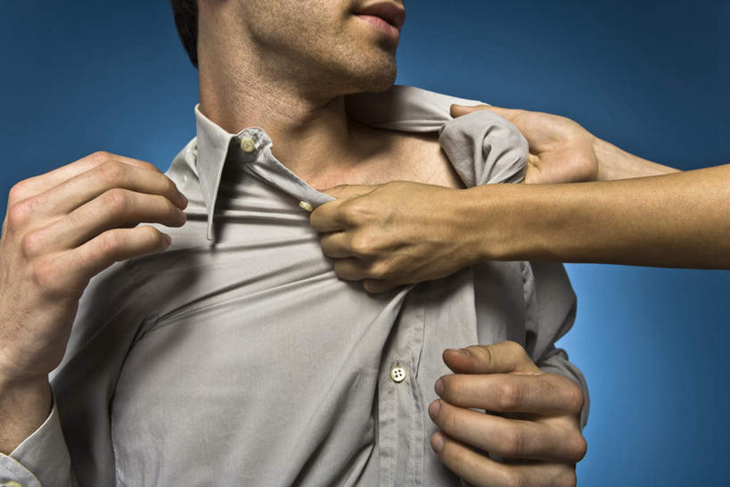 西方人,两个人,伙伴,朋友,商务人士,商务男性,站,拉,横图,室内,白天,正面,衬衫,友谊,欧洲,欧洲人,拉扯,蓝色背景,套装,站着,愤怒,摄影,影棚,误会,商务装,工薪阶层,友情,男人,男性,年轻男性,白种人,白领,上班族,站立,半身,彩图,影棚拍摄,衬衣,拍摄