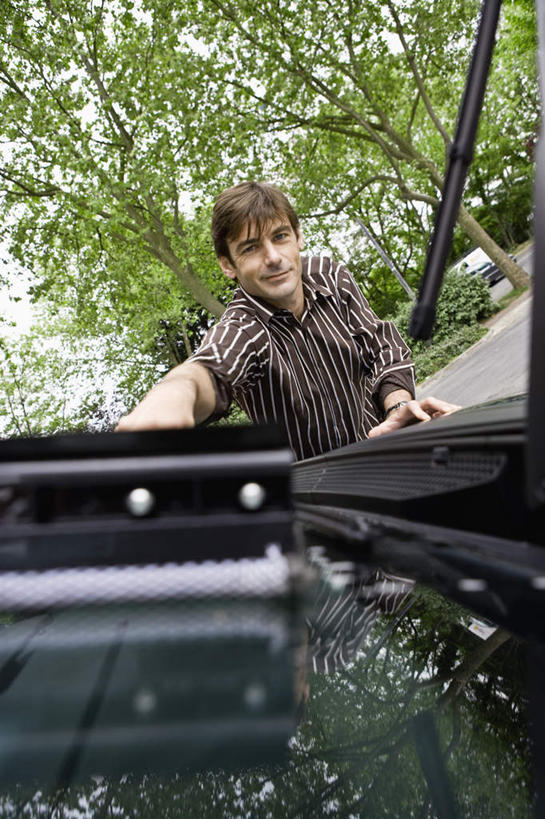 西方人,一个人,站,竖图,室外,白天,正面,树林,植物,窗户,欧洲,欧洲人,仅一个男性,仅一个人,服装,挡风玻璃,泡沫,雨刷器,云,云朵,雨刷,拿,云彩,拿着,休闲装,玻璃窗,树,树木,仅一个年轻男性,衣服,蓝色,绿色,白云,蓝天,天空,自然,车窗,天,站着,休闲,休闲服,服饰,生长,成长,雨刮器,刮雨器,男人,男性,年轻男性,白种人,清洗,站立,半身,彩图