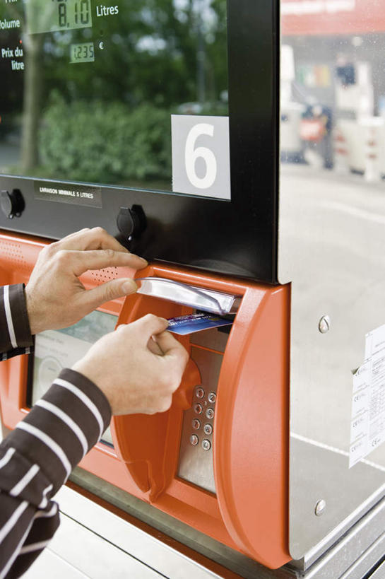 西方人,手,一个人,站,竖图,室外,特写,白天,正面,信用卡,欧洲,欧洲人,仅一个男性,仅一个人,拿,拿着,仅一个年轻男性,站着,手部,卡,pos机,储蓄卡,加油站,收银台,收银,收银机,银行卡,男人,男性,年轻男性,白种人,站立,半身,彩图