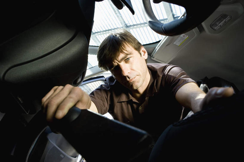 西方人,一个人,站,横图,室外,白天,仰视,汽车,欧洲,欧洲人,仅一个男性,仅一个人,服装,拿,拿着,休闲装,车,仅一个年轻男性,衣服,交通工具,轿车,站着,休闲,休闲服,吸尘器,服饰,男人,男性,年轻男性,白种人,清洗,站立,半身,彩图,低角度拍摄