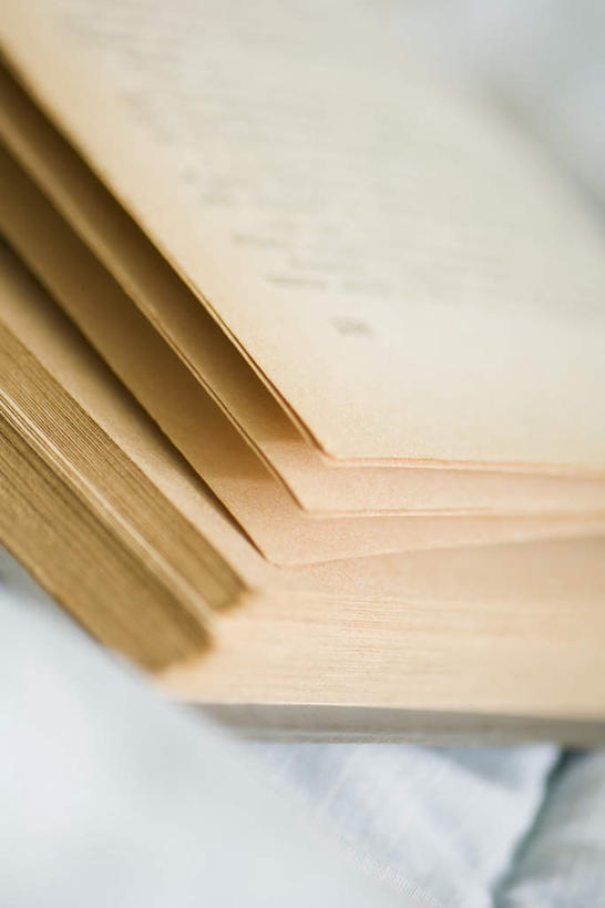 无人,竖图,俯视,室内,白天,书籍,一排,阴影,整齐,反射,影子,桌布,排列,打开,堆,队列,书,图书,彩图,高角度拍摄