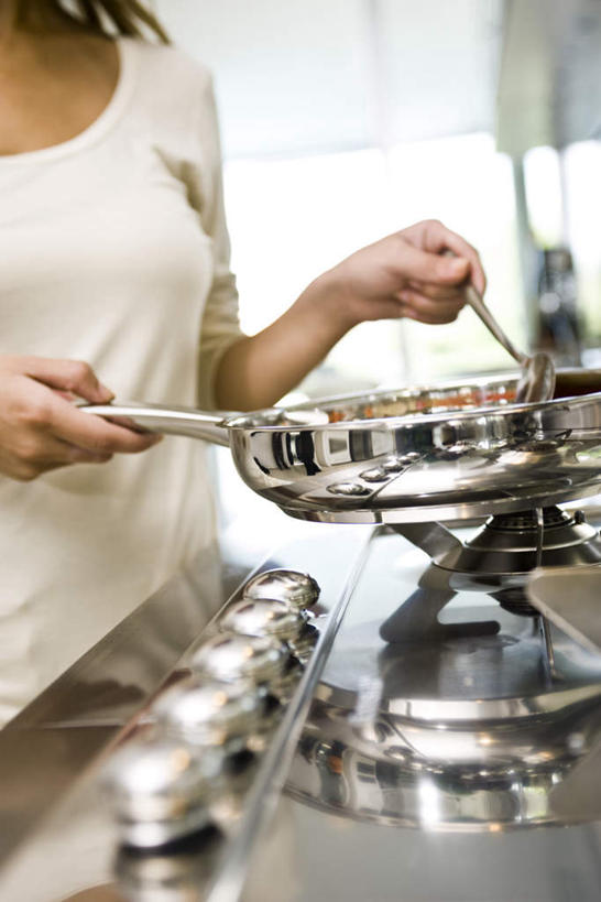 西方人,一个人,竖图,室内,白天,正面,厨房,欧洲,欧洲人,仅一个女性,仅一个人,阴影,不锈钢,光线,不锈钢制品,平底锅,影子,灶台,锅,一个,阳光,仅一个中年女性,单个,女人,女性,中年女性,白种人,半身,彩图,灶间