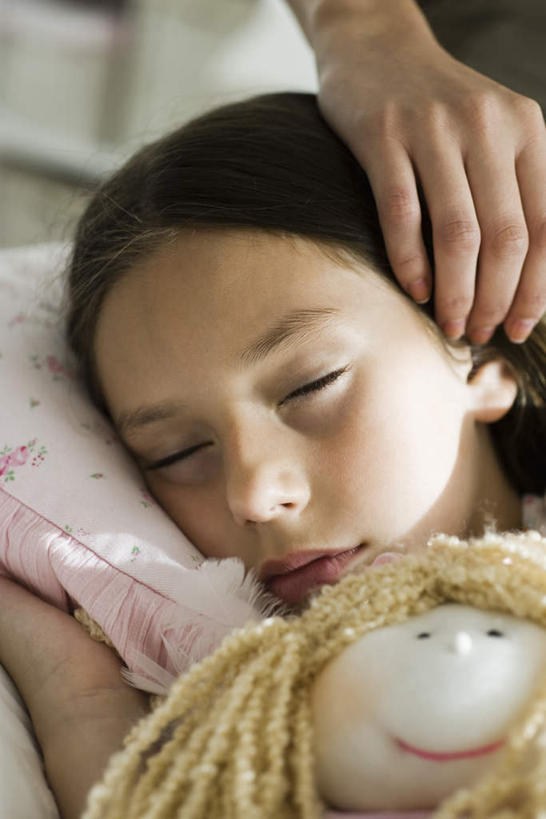 西方人,儿童,两个人,家庭,母亲,女儿,病人,站,躺,睡,竖图,室内,白天,正面,纯洁,床,卧室,欧洲,欧洲人,床单,被子,一个,小孩,枕头,站着,温暖,温馨,母女,一家人,可爱,母爱,童年,童趣,单人床,布娃娃,单个,照顾,和睦,被单,关爱,关心,照料,童真,烂漫,无邪,卧着,天真,年轻女性,女孩,女人,女性,白种人,孩子,年轻人,患者,就医者,困,困觉,寝息,睡觉,躺着,卧,站立,半身,彩图,睡房,卧房,融洽,女生