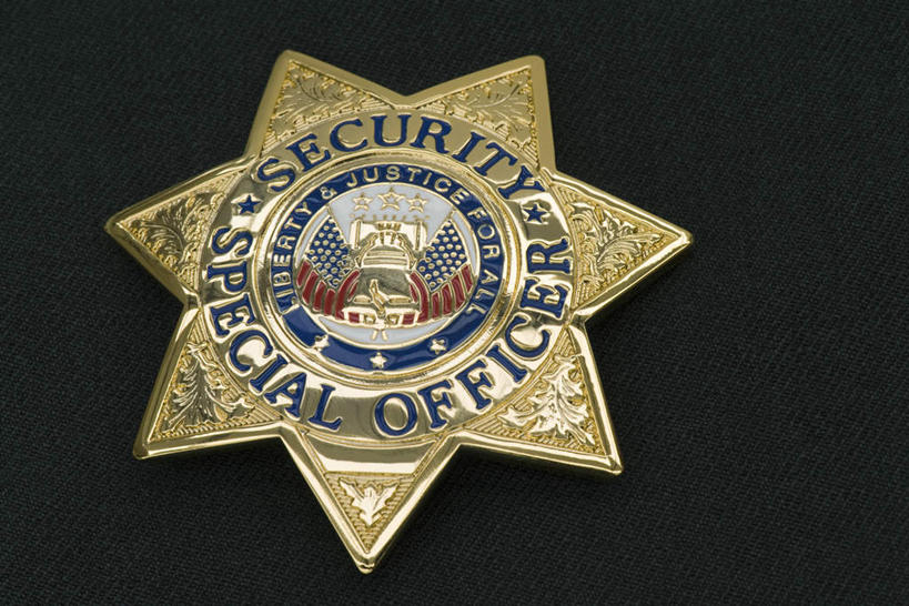 无人,横图,俯视,室内,特写,白天,静物,金属制品,黑色背景,花纹,金属,英文,标志,图案,文字,字符,字母,标识,一个,装饰物,星形,摄影,影棚,单个,英文字母,徽章,彩图,高角度拍摄,影棚拍摄,拍摄