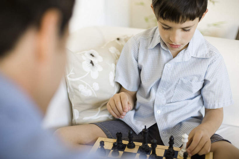 西方人,儿童,背部,两个人,家庭,父亲,儿子,客厅,坐,盘腿,横图,室内,白天,正面,游戏,快乐,纯洁,比赛,竞争,靠垫,欧洲,欧洲人,握,服装,朦胧,模糊,靠枕,拿,拿着,注视,休闲装,娱乐,小孩,衣服,蓝色,象棋,垫子,枕头,低头,观察,看,休闲,温暖,温馨,父子,一家人,休闲服,棋盘,国际象棋,父爱,可爱,童年,童趣,握着,服饰,观看,和睦,察看,起居室,关注,童真,烂漫,无邪,天真,男孩,男人,男性,年轻男性,白种人,孩子,年轻人,盘腿而坐,盘膝,盘着腿的,盘着腿坐,双腿交叉,坐着,半身,彩图,融洽,男生