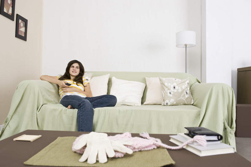 西方人,一个人,客厅,坐,横图,室内,白天,正面,靠垫,书籍,照明,欧洲,欧洲人,仅一个年轻女性,仅一个女性,仅一个人,握,服装,墙,灯光,靠枕,拿,茶几,拿着,注视,休闲装,棉质,墙壁,墙面,灯,画,衣服,手套,灯具,垫子,落地灯,枕头,观察,看,休闲,休闲服,握着,服饰,观看,照亮,察看,起居室,照明设备,关注,两幅,棉制,年轻女性,女人,女性,白种人,书,图书,装饰画,坐着,半身,彩图