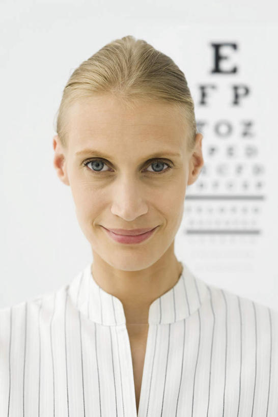 西方人,一个人,医生,医院,站,笑,微笑,竖图,室内,白天,正面,欧洲,欧洲人,仅一个年轻女性,仅一个女性,仅一个人,一排,整齐,英文,标志,文字,字符,字母,标识,排列,黑色,站着,医护人员,医疗人员,英文字母,队列,视力表,医疗机构,年轻女性,女人,女性,白种人,大夫,站立,半身,彩图,病院,诊所