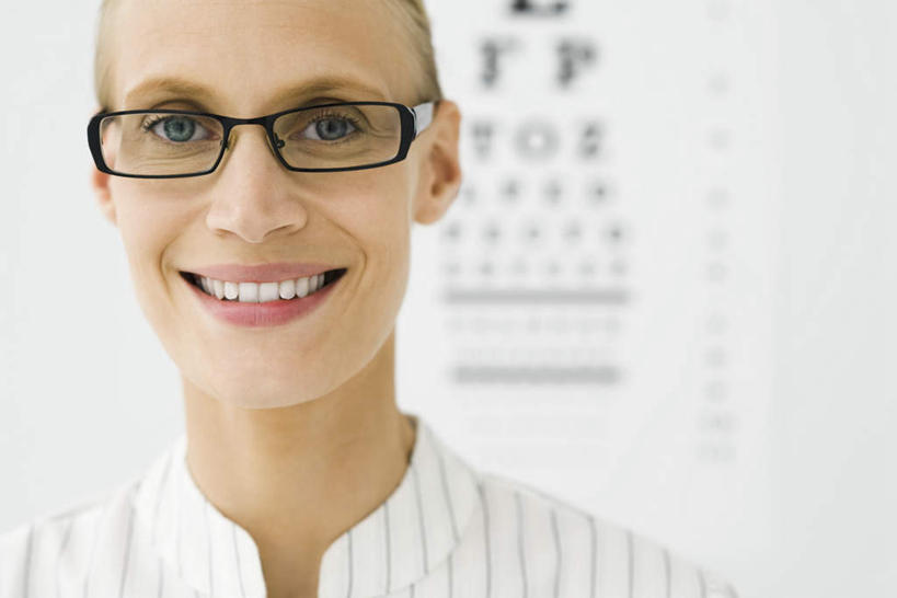 西方人,一个人,医生,医院,站,笑,微笑,横图,室内,白天,正面,欧洲,欧洲人,仅一个年轻女性,仅一个女性,仅一个人,一排,整齐,英文,标志,文字,眼镜,字符,字母,标识,排列,黑色,站着,医护人员,医疗人员,英文字母,队列,视力表,近视眼镜,医疗机构,年轻女性,女人,女性,白种人,大夫,站立,半身,彩图,病院,诊所