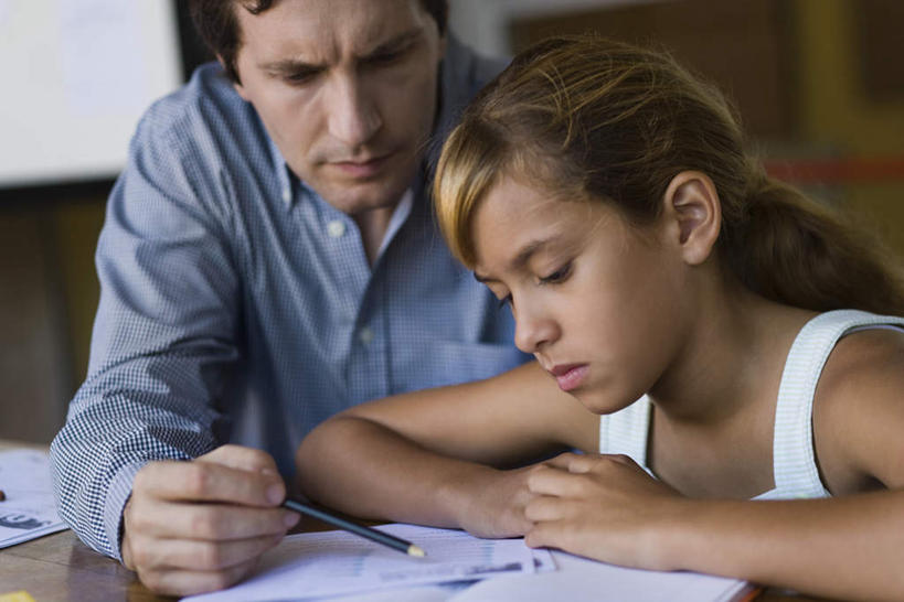 西方人,儿童,两个人,教师,坐,说,横图,室内,白天,正面,讨论,纯洁,桌子,欧洲,欧洲人,握,笔,书桌,小孩,课桌,教室,可爱,童年,童趣,握着,指导,童真,烂漫,无邪,辅导,交流,天真,男人,男性,年轻男性,女孩,女人,女性,白种人,孩子,讲师,教授,老师,沟通,讲话,交谈,商讨,说话,谈话,坐着,半身,彩图,女生