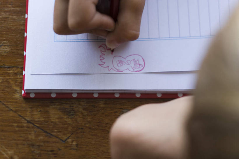 西方人,儿童,一个人,坐,横图,俯视,室内,白天,绘画,纯洁,欧洲,欧洲人,仅一个男性,仅一个人,握,笔,记事本,小孩,本子,笔记本,仅一个小孩,可爱,童年,童趣,握着,童真,烂漫,无邪,天真,男孩,男人,男性,白种人,孩子,画画,坐着,半身,彩图,高角度拍摄,男生