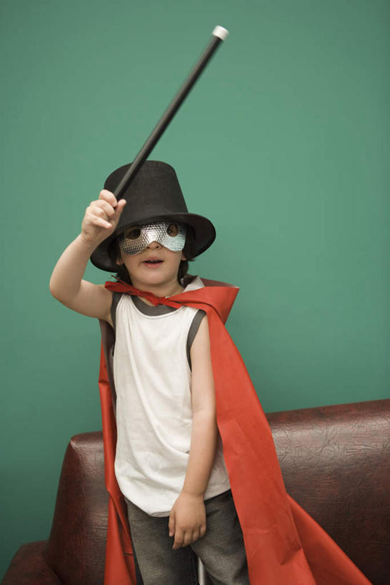 西方人,儿童,脸,头,脸颊,一个人,魔术师,站,举,竖图,室内,白天,正面,纯洁,沙发,帽子,欧洲,欧洲人,仅一个男性,仅一个人,绿色背景,服装,墙,休闲装,礼帽,墙壁,墙面,小孩,衣服,托,站着,仅一个小孩,休闲,休闲服,披风,可爱,童年,童趣,模仿,遮,摄影,服饰,影棚,正义,魔术,遮挡,变戏法,超人,魔法棒,童真,烂漫,无邪,遮盖,遮蔽,超级英雄,英雄,超能力,公理,天真,男孩,男人,男性,白种人,孩子,头部,脸部,脸蛋,面部,魔术大师,举起,举手,举着,向上举,向上伸,向上托,站立,半身,彩图,影棚拍摄,拍摄,男生,皮沙发