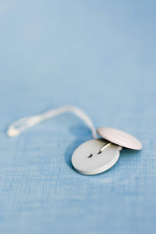 无人,竖图,俯视,室内,白天,桌面,桌子,蓝色背景,线,纽扣,扣子,两个,白色,摄影,影棚,彩图,高角度拍摄,影棚拍摄,拍摄