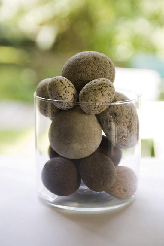 无人,竖图,室内,特写,白天,正面,石头,桌面,桌子,静物,杯子,一堆,许多,堆叠,堆积,朦胧,模糊,圆形,石子,玻璃制品,水杯,鹅卵石,堆,按摩石,玻璃杯,石块,彩图