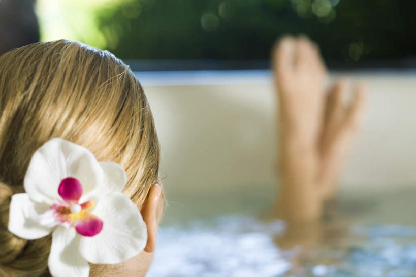 西方人,背部,头发,一个人,坐,横图,室内,白天,卫生间,浴室,欧洲,欧洲人,仅一个年轻女性,仅一个女性,仅一个人,朦胧,模糊,盛开,花蕾,花,花瓣,花朵,鲜花,浴缸,花苞,花蕊,金色,盘发,兰花,年轻女性,女人,女性,白种人,淋浴房,坐着,半身,彩图,冲凉房,沐浴间,沐浴室