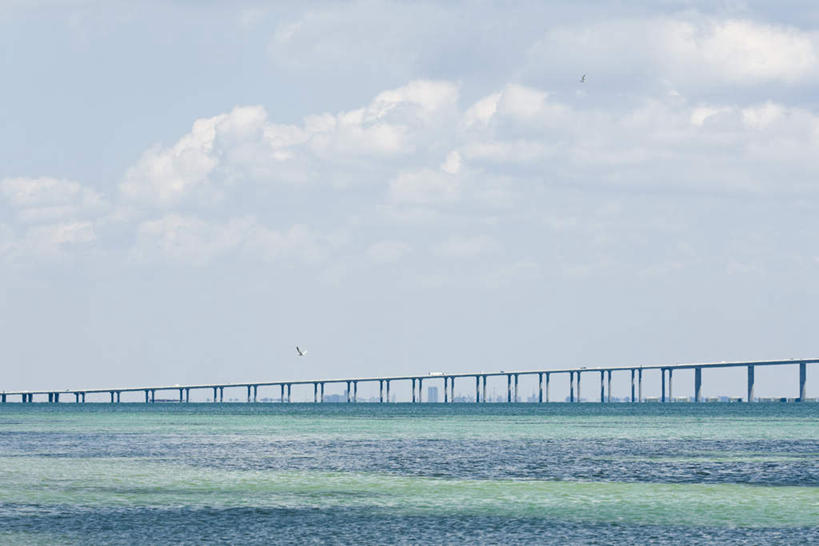 无人,横图,室外,白天,正面,海浪,海洋,大桥,立交桥,桥梁,美国,浪花,云,云朵,高架,斜拉桥,桥,云彩,蓝色,白云,蓝天,天空,海水,天,北美,北美洲,美洲,海景,北亚美利加洲,亚美利加洲,大海,风浪,海,海水的波动,近岸浪,涌浪,彩图