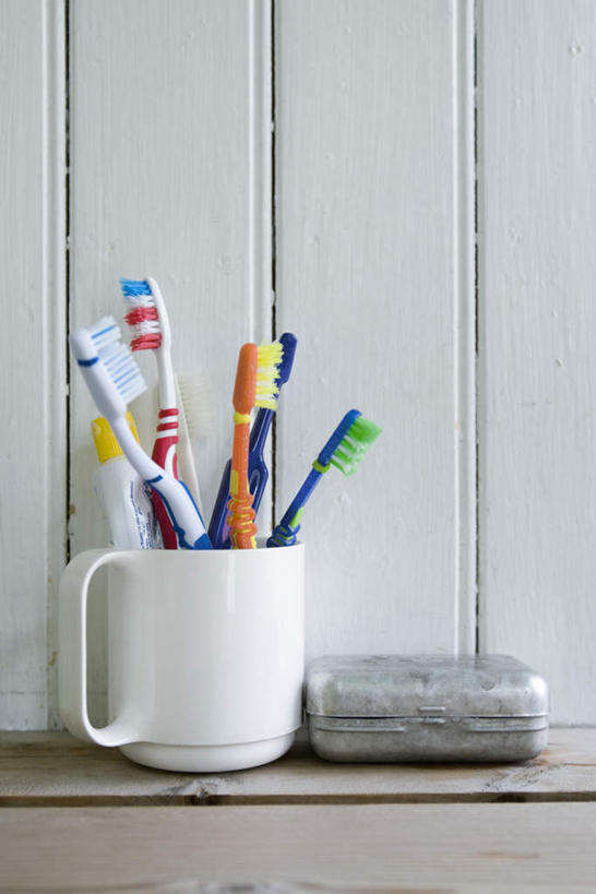 无人,竖图,彩色,室内,特写,白天,正面,化妆,美容,卫生间,浴室,桌面,桌子,静物,杯子,许多,护肤,木制,牙刷,陶瓷,墙,银色,陶瓷制品,墙壁,墙面,一个,白色,化妆品,马克杯,木制品,水杯,肥皂,肥皂盒,香皂,日用品,洗浴用品,清洁,保养,享受,休闲,放松,保健,单个,洗漱用品,卫生,护肤品,舒缓,养颜,去污,紧肤,嫩肤,淋浴房,洗涤,彩图,冲凉房,沐浴间,沐浴室