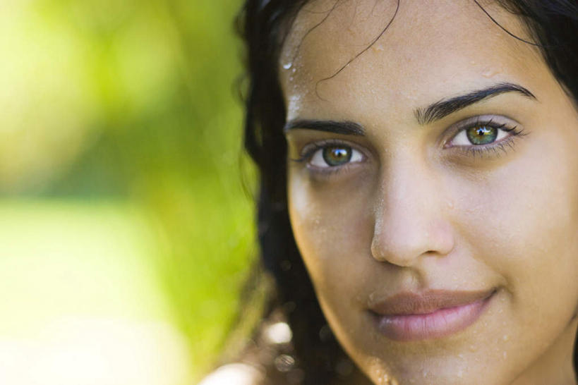 西方人,脸,头,脸颊,一个人,站,笑,微笑,横图,室外,特写,白天,正面,植物,欧洲,欧洲人,仅一个年轻女性,仅一个女性,仅一个人,阴影,朦胧,模糊,光线,影子,注视,树,树木,绿色,黑色,阳光,自然,观察,看,站着,生长,成长,观看,宁静,察看,安宁,关注,年轻女性,女人,女性,白种人,头部,长发,脸部,脸蛋,面部,站立,半身,彩图