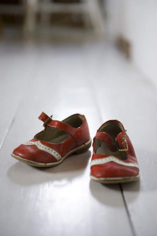 无人,竖图,俯视,室外,特写,白天,地板,静物,鞋子,一双,朦胧,模糊,墙,地面,木地板,墙壁,墙面,红色,白色,两只,可爱,童年,搭扣,彩图,高角度拍摄