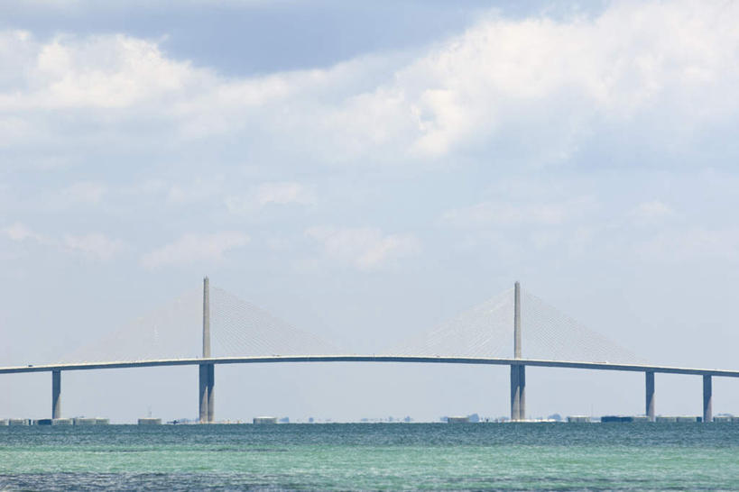 无人,横图,室外,白天,正面,旅游,度假,海浪,海洋,标志建筑,大桥,地标,建筑,立交桥,桥梁,美国,浪花,云,云朵,高架,建筑群,斜拉桥,桥,云彩,娱乐,建设,蓝色,白云,蓝天,天空,海水,天,享受,休闲,放松,北美,北美洲,美洲,海景,佛罗里达,佛罗里达州,佛州,阳光州,北亚美利加洲,亚美利加洲,大海,风浪,海,海水的波动,近岸浪,涌浪,彩图