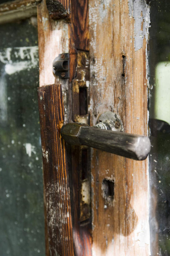 无人,竖图,室内,特写,白天,正面,门,静物,阴影,光线,木制,影子,破坏,破损,阳光,把手,门框,打开,损坏,开启,腐朽,彩图