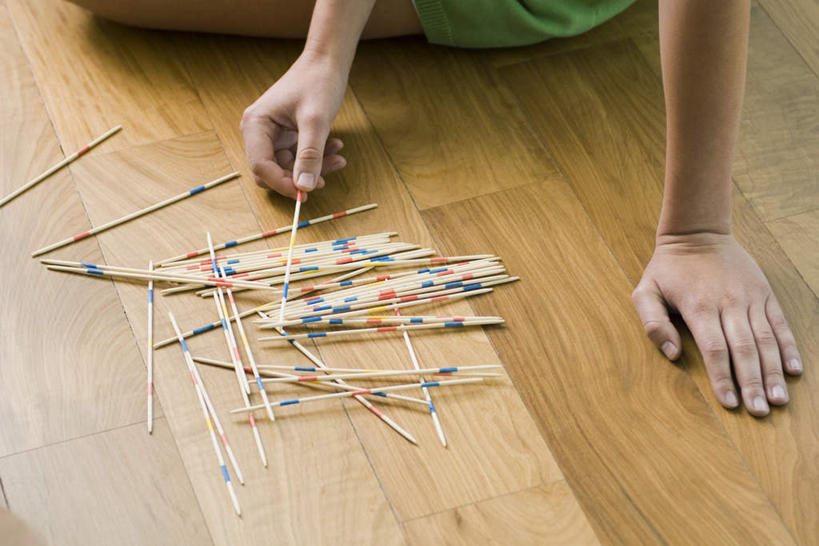 西方人,一个人,客厅,坐,横图,俯视,室内,白天,游戏,地板,欧洲,欧洲人,仅一个年轻女性,仅一个女性,仅一个人,撑,地面,拿,玩,拿着,注视,娱乐,木地板,观察,看,休闲,游戏棒,观看,活动,察看,起居室,撑着,发泄,关注,消遣,智力,撒棒,挑棍,宣泄,年轻女性,女人,女性,白种人,玩耍,嬉戏,坐着,半身,彩图,高角度拍摄