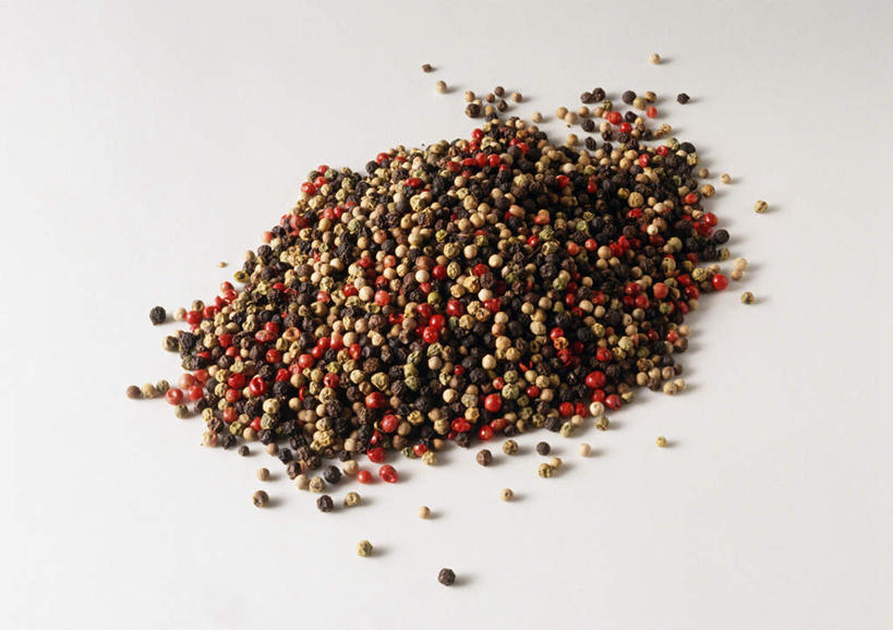 无人,横图,室内,特写,白天,白色背景,正面,静物,一堆,许多,阴影,堆叠,堆积,反射,影子,调料,调味品,调味料,红色,黑色,摄影,影棚,堆,胡椒,彩图,影棚拍摄,拍摄