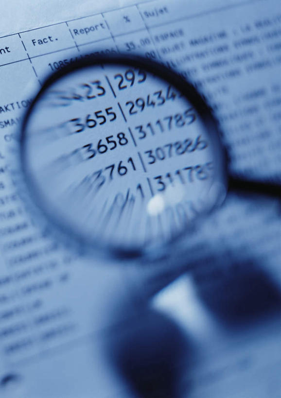 无人,竖图,室内,特写,白天,正面,阅读,仪器,静物,报纸,学习,检查,反射,分析,科学,标志,放大镜,文字,字符,字母,标识,观察,看,清晰,探索,浏览,放大,观看,英文字母,仔细,透镜,凸透镜,聚焦,关注,光学,清楚,彩图