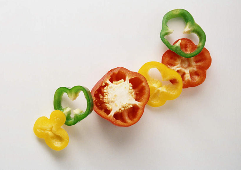 无人,餐厅,横图,俯视,室内,特写,白天,烹饪,西餐,餐桌,桌子,辣椒,静物,一排,许多,整齐,青椒,料理,食品,黄椒,菜肴,美食,食物,排列,西式,摄影,佳肴,影棚,餐台,队列,彩椒,辣角,红海椒,大椒,辣虎,广椒,甜椒,柿子椒,辣子,红椒,海椒,番椒,灯笼椒,彩图,高角度拍摄,影棚拍摄,拍摄,餐馆,饭店,饭馆