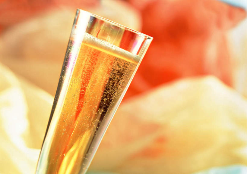 啤酒,无人,横图,室内,特写,白天,正面,餐桌,桌子,静物,杯子,朦胧,模糊,气泡,一杯,玻璃制品,饮料,酒杯,啤酒杯,摄影,影棚,餐台,玻璃杯,彩图,影棚拍摄,拍摄