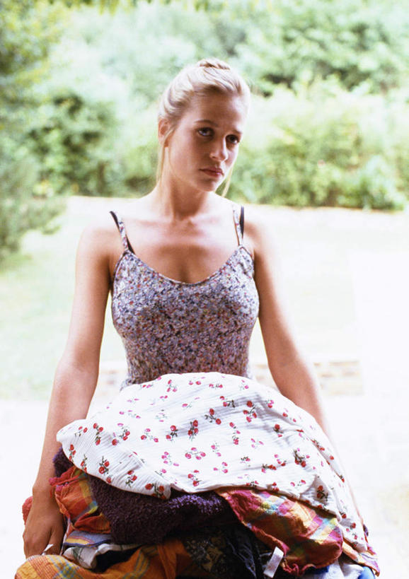 西方人,一个人,站,竖图,室内,白天,正面,欧洲,欧洲人,仅一个年轻女性,仅一个女性,仅一个人,一堆,堆叠,堆积,服装,篮子,拿,拿着,衣服,站着,堆,年轻女性,女人,女性,白种人,站立,彩图,全身