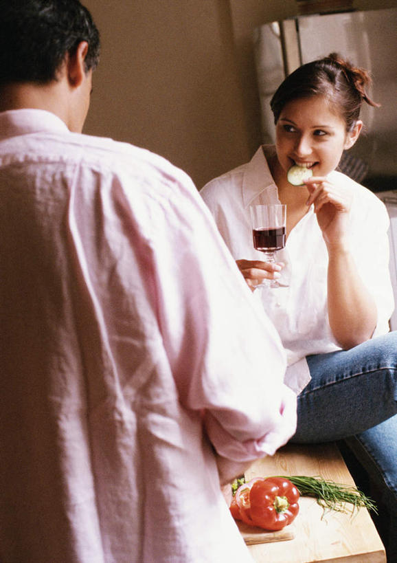 西方人,两个人,坐,竖图,室内,白天,正面,爱情,餐桌,桌子,黄瓜,辣椒,杯子,欧洲,欧洲人,切片,高脚杯,红酒杯,浪漫,拿,拿着,玻璃制品,酒杯,温暖,温馨,恩爱,恋人,餐台,和睦,彩椒,辣角,红海椒,大椒,辣虎,广椒,男人,男性,年轻男性,年轻女性,女人,女性,白种人,情侣,玻璃杯,甜椒,柿子椒,青瓜,辣子,胡瓜,海椒,番椒,灯笼椒,坐着,半身,彩图,伴侣,融洽