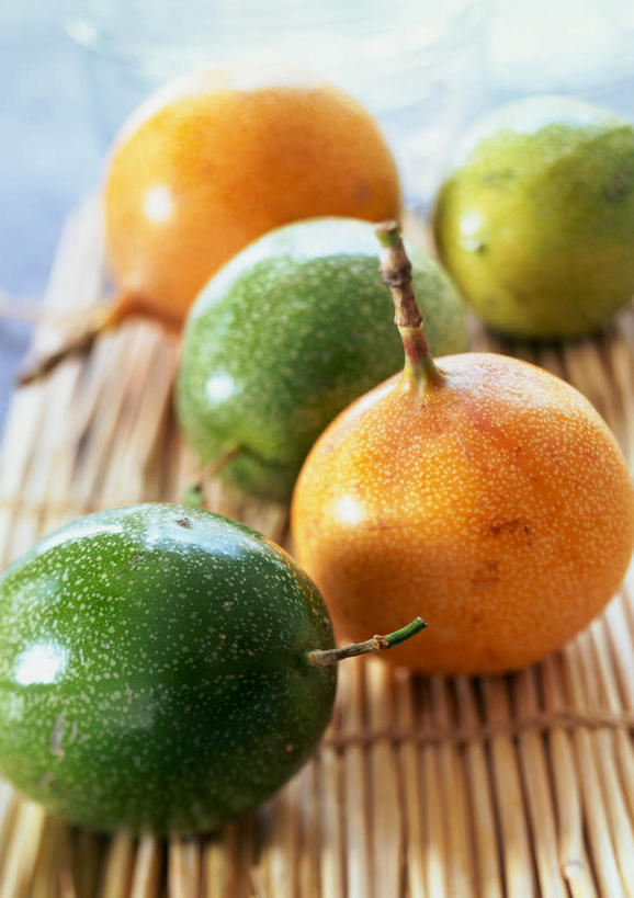 无人,竖图,俯视,室内,特写,白天,餐桌,桌子,水果,新鲜,生食,食品,果实,芭乐,食物,番石榴,摄影,有机食品,绿色食品,影棚,餐台,拔子,番石榴子,彩图,高角度拍摄,影棚拍摄,拍摄