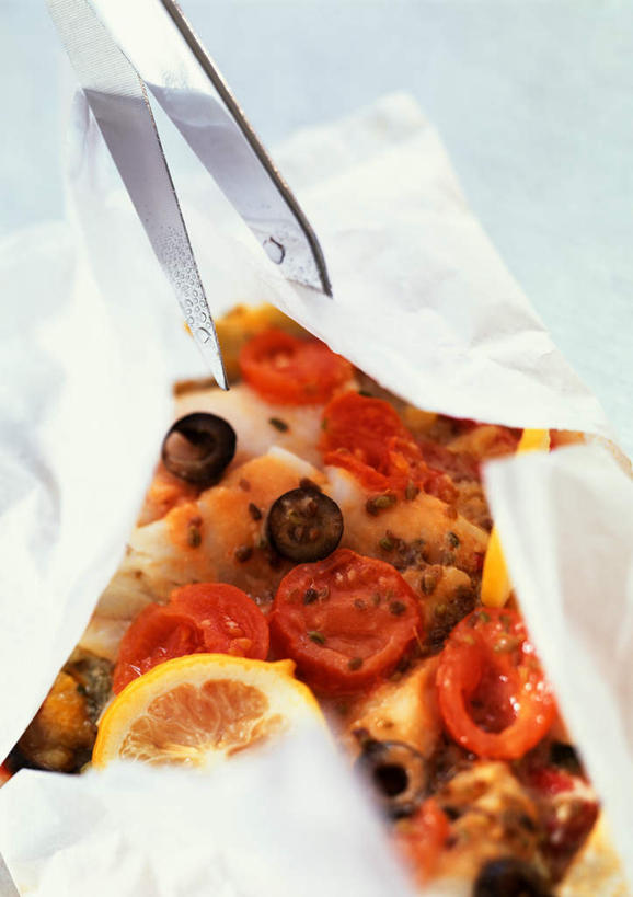 海鲜,无人,竖图,俯视,室内,特写,白天,烹饪,西餐,橄榄,西红柿,切片,鱼,料理,食品,披萨,水产,菜肴,美食,食物,快餐,西式,摄影,佳肴,影棚,比萨,海产品,西式快餐,垃圾食品,意大利薄饼,青果,白榄,樱桃番茄,圣女果,番茄,彩图,高角度拍摄,影棚拍摄,拍摄