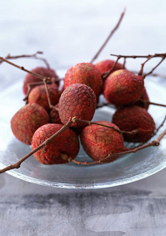 无人,竖图,俯视,室内,特写,白天,荔枝,餐具,水果,许多,新鲜,碟子,盘,生食,食品,果实,食物,盘子,碟,摄影,有机食品,绿色食品,影棚,离枝,彩图,高角度拍摄,影棚拍摄,拍摄