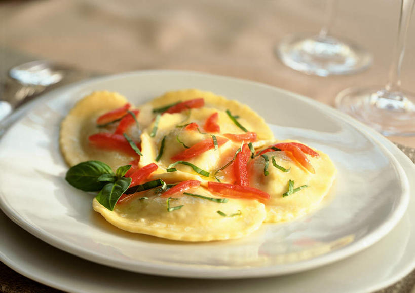 无人,横图,俯视,室内,特写,白天,烹饪,西餐,西红柿,餐具,一排,阴影,整齐,光线,碟子,盘,影子,料理,食品,切丝,菜肴,美食,食物,排列,阳光,盘子,碟,西式,摄影,佳肴,影棚,队列,意大利馄饨,番茄,彩图,高角度拍摄,影棚拍摄,拍摄