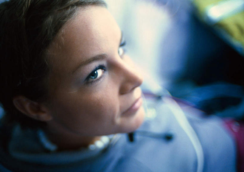 西方人,一个人,站,横图,俯视,室外,白天,欧洲,欧洲人,仅一个年轻女性,仅一个女性,仅一个人,朦胧,模糊,注视,看,站着,关注,年轻女性,女人,女性,白种人,抬头,仰头,站立,半身,彩图,高角度拍摄