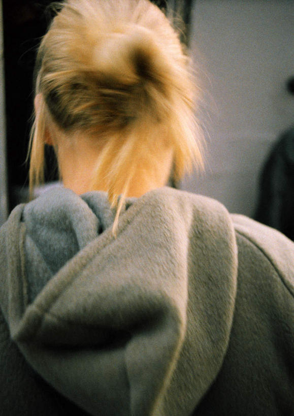 西方人,头发,一个人,站,竖图,室外,白天,欧洲,欧洲人,仅一个年轻女性,仅一个女性,仅一个人,休闲装,背面,站着,休闲,休闲服,金色,盘发,年轻女性,女人,女性,白种人,站立,半身,彩图