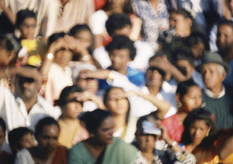 西方人,观众,站,横图,室外,白天,正面,欧洲,欧洲人,阴影,远视,远眺,朦胧,模糊,光线,影子,许多人,阳光,站着,一群人,遮,男人,男性,年轻男性,年轻女性,女人,女性,白种人,观赏人员,站立,半身,彩图