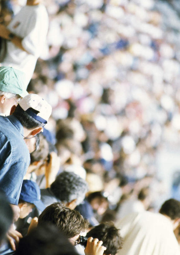 西方人,观众,坐,竖图,俯视,室外,白天,帽子,欧洲,欧洲人,一排,朦胧,模糊,整齐,许多人,注视,观众席,运动帽,排列,观察,看,一群人,鸭舌帽,观看,察看,队列,关注,男人,男性,年轻男性,年轻女性,女人,女性,白种人,观赏人员,坐着,半身,彩图,高角度拍摄