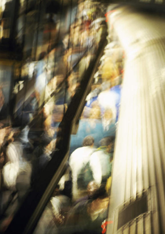 西方人,观众,站,竖图,室外,白天,正面,欧洲,欧洲人,柱子,许多人,观众席,站着,一群人,男人,男性,年轻男性,年轻女性,女人,女性,白种人,观赏人员,站立,半身,彩图