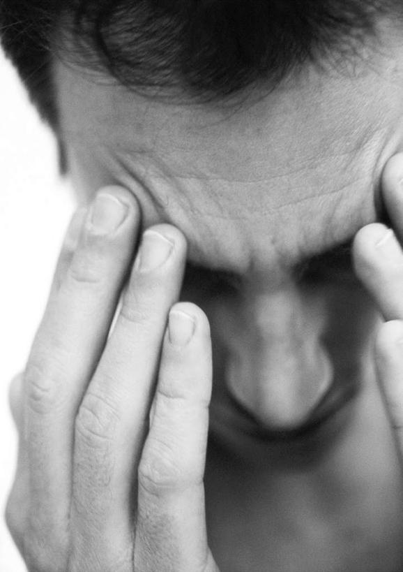 西方人,一个人,坐,闭眼,摸,竖图,黑白,室内,白天,正面,欧洲,欧洲人,仅一个男性,仅一个人,抚摸,仅一个年轻男性,男人,男性,年轻男性,白种人,闭眼睛,闭着眼,闭着眼睛,触摸,接触,坐着,半身