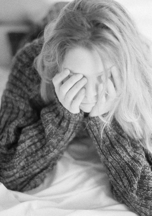 西方人,脸,头,脸颊,一个人,竖图,黑白,室内,白天,正面,床,卧室,欧洲,欧洲人,仅一个年轻女性,仅一个女性,仅一个人,床单,被子,趴着,捂,单人床,被单,年轻女性,女人,女性,白种人,头部,脸部,脸蛋,面部,趴,半身,睡房,卧房,捂着