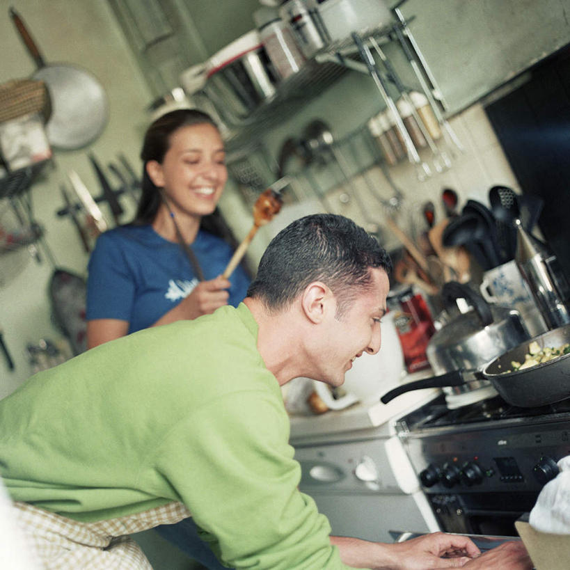 西方人,两个人,站,方图,室内,白天,正面,爱情,烹饪,餐桌,厨房,桌子,欧洲,欧洲人,弯腰,炒锅,浪漫,站着,温暖,温馨,恩爱,恋人,餐台,和睦,弯身,男人,男性,年轻男性,年轻女性,女人,女性,白种人,情侣,站立,半身,彩图,灶间,伴侣,融洽