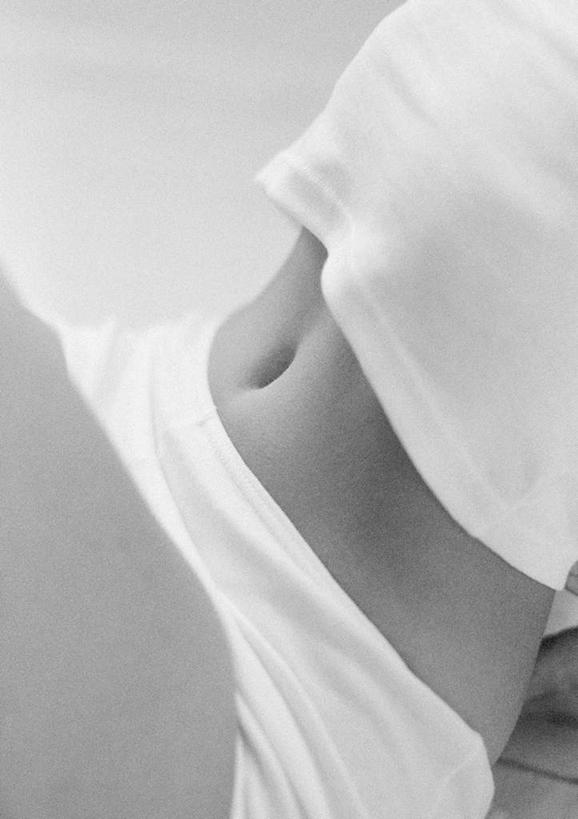 西方人,腹部,一个人,坐,竖图,俯视,黑白,室内,白天,欧洲,欧洲人,仅一个年轻女性,仅一个女性,仅一个人,年轻女性,女人,女性,白种人,腹,肚子,坐着,半身,高角度拍摄