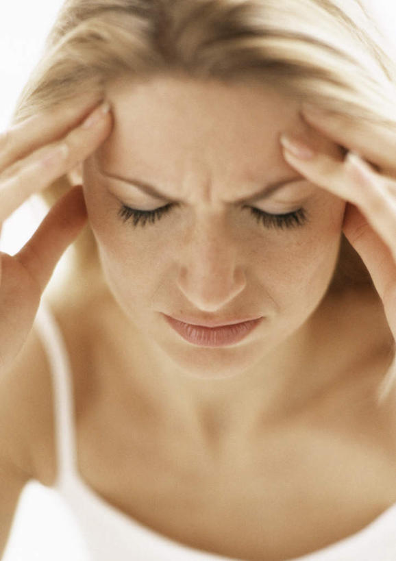 西方人,脸,头,脸颊,一个人,站,闭眼,竖图,室内,特写,白天,正面,欧洲,欧洲人,仅一个年轻女性,仅一个女性,仅一个人,站着,疼痛,头疼,年轻女性,女人,女性,白种人,头部,脸部,脸蛋,面部,闭眼睛,闭着眼,闭着眼睛,站立,半身,彩图