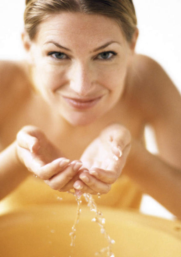 西方人,脸,头,脸颊,一个人,站,捧,笑,微笑,竖图,室内,特写,白天,正面,欧洲,欧洲人,仅一个年轻女性,仅一个女性,仅一个人,弯腰,飞溅,溅,液体,水滴,水珠,脸盆,站着,喷洒,弯身,年轻女性,女人,女性,白种人,头部,脸部,脸蛋,面部,端,端着,捧着,手捧,站立,半身,彩图