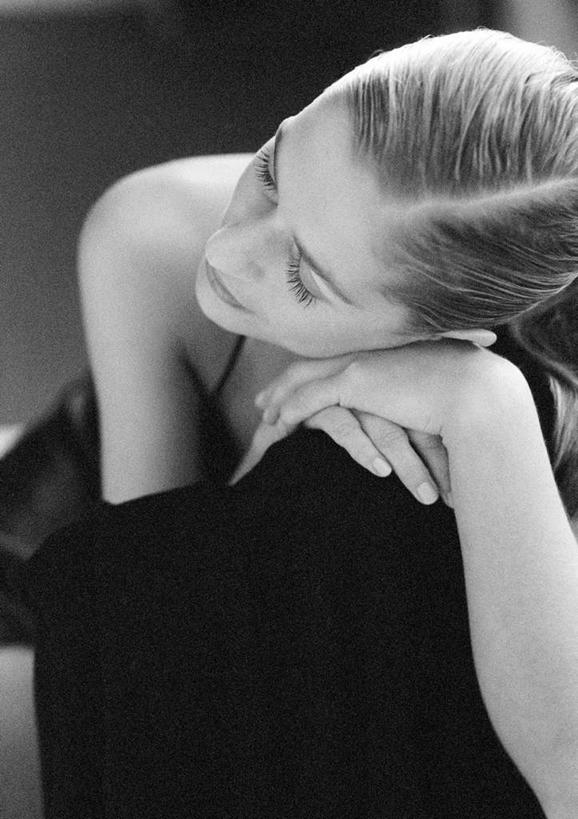 西方人,一个人,坐,闭眼,竖图,黑白,室内,白天,正面,欧洲,欧洲人,仅一个年轻女性,仅一个女性,仅一个人,趴着,年轻女性,女人,女性,白种人,闭眼睛,闭着眼,闭着眼睛,趴,坐着,半身