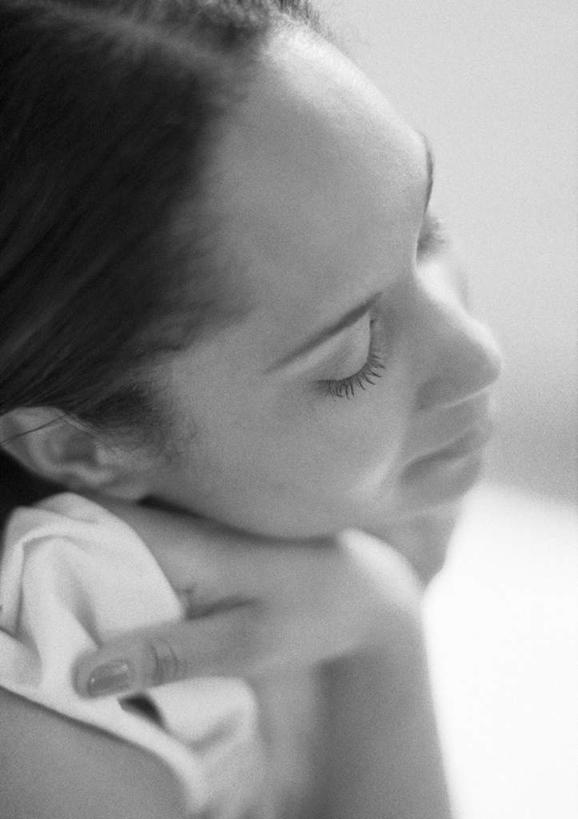 西方人,一个人,坐,竖图,黑白,室内,白天,侧面,欧洲,欧洲人,仅一个年轻女性,仅一个女性,仅一个人,擦,拿,拿着,毛巾,年轻女性,女人,女性,白种人,坐着,半身